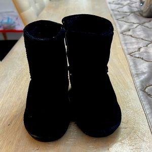 Children black bear paw boots. Size 7
